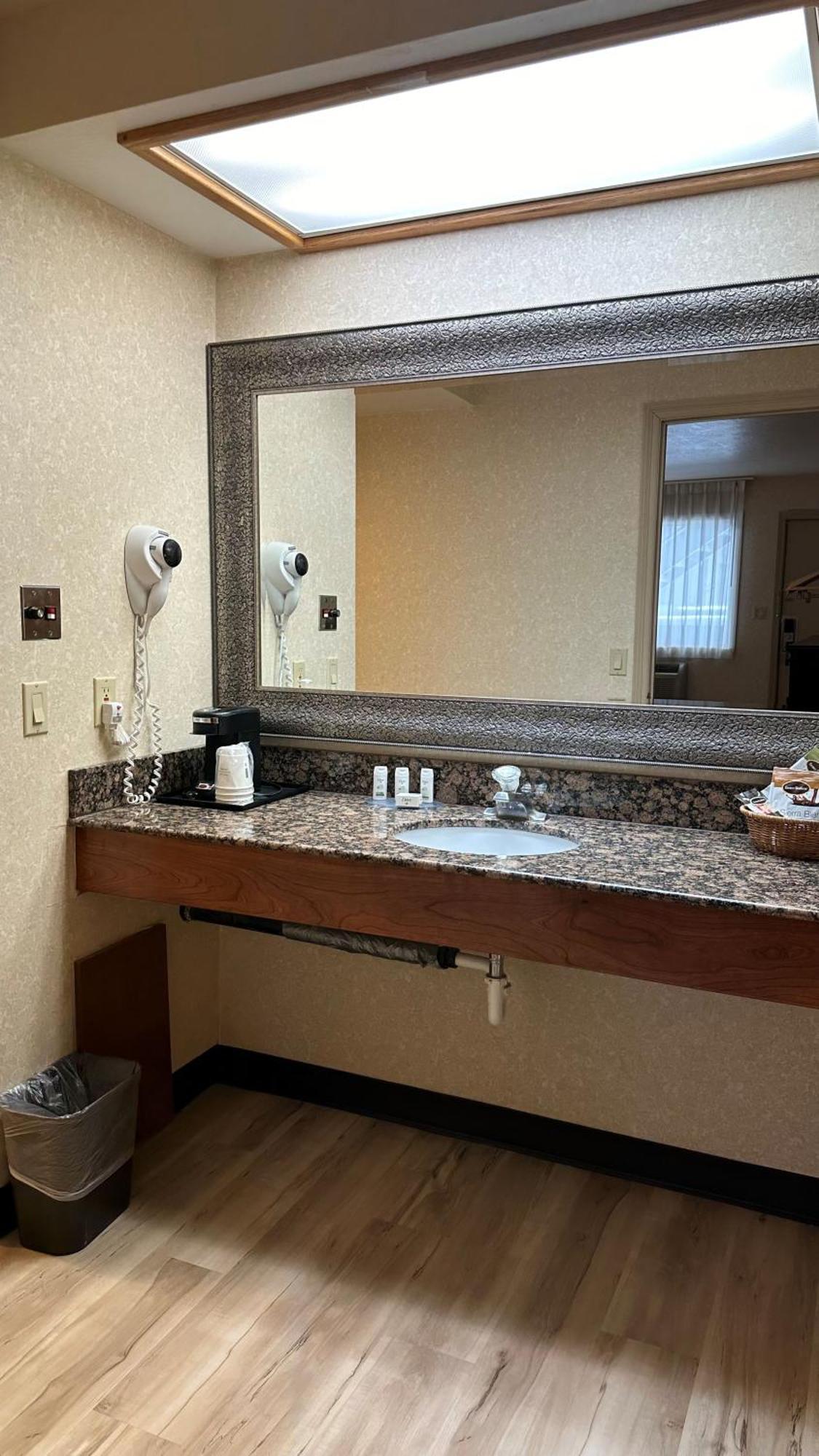 Queen Room Mobility Access Bathtub Grab Bars Non-Smoking,1525989283:JPEG